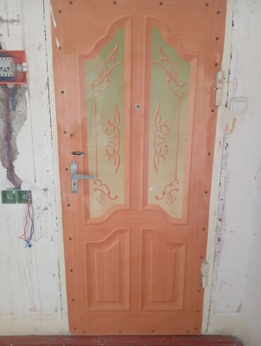 jaluzlər qapılar: Dəmr qapıdır şiverli