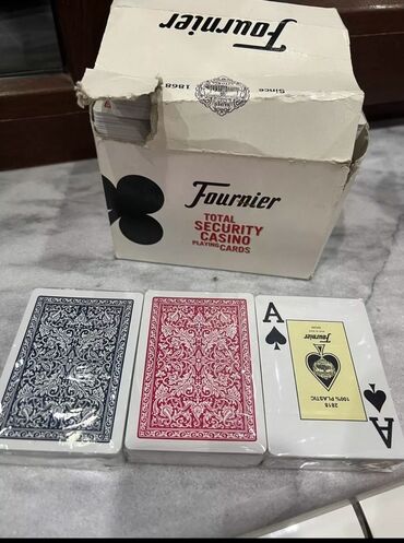 стол для настольного тенниса: Пластиковые игральные карты Fournier 2818 предназначены для