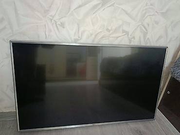 tv stick: LG LED televizor, təxminən 42–47 düym ekran ölçüsü. Nazik gümüş — 2