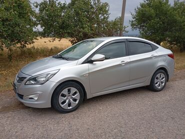 очки модные: Серебристый седан Hyundai Accent, представленный в современном