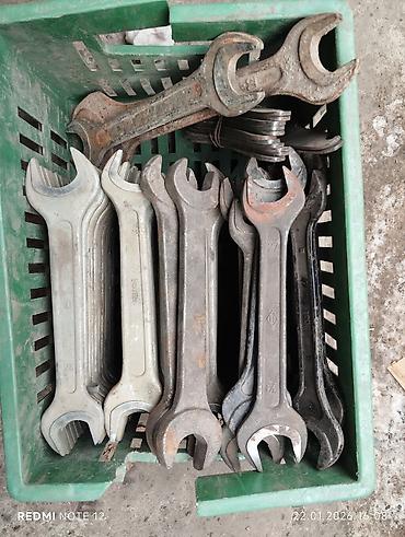 Инструменты для авто: Предлагается набор различных металлических гаечных ключей. В — 7