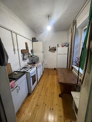 Продажа коттеджей и домов: Продаю пол дома барачного типа район Тоголок молдо Щербакова 3 ком — 6