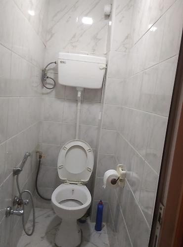 kiraye gence: 3 otaqlı mənzil,hamam tualet ayrı, təmirli. Unvan: Mahrasa bağı, bina — 6