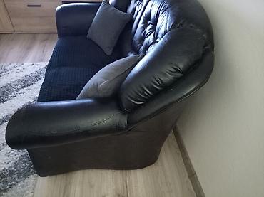 ugaone komode ikea: Dvosjed od crne eko-kože sa dekorativnim dugmadima na naslonu — 2