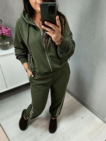 nike pro helanke: Dvodelni ženski komplet trenerke sa kapuljačom
3500din
S M L — 6