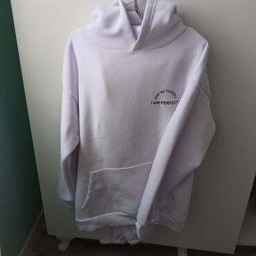 qadın üçün toxunma kardiqanlar: Ağ rəngli kapüşonlu svitşot və şalvar dəsti. Xüsusiyyətlər: - Rəng