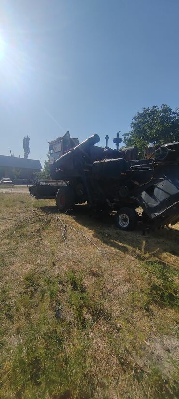 набор инструментов force: Зерноуборочный комбайн с жаткой - Самоходный комбайн для уборки