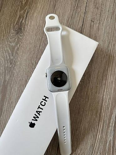 jack 4: Apple Watch SE 2 с белым спортивным ремешком - Корпус из алюминия — 2