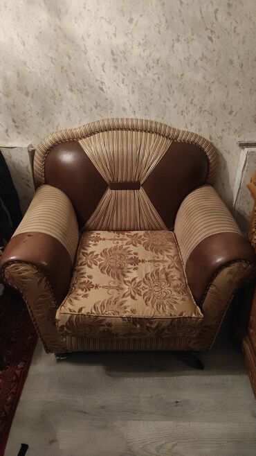 Qonaq otağı dəstləri: Mebel dəsti – qonaq otağı üçün - Divan: 3 nəfərlik, klassik üslubda