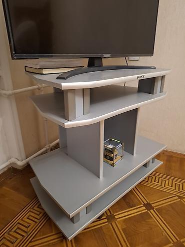 lovhe: TV stendi – çoxsəviyyəli, boz-ağ rəng çalarlarında, müasir dizayn — 1