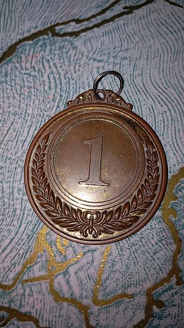 Birinci yer medalı - Material: metal ərinti - Rəng: bürünc tonlarında