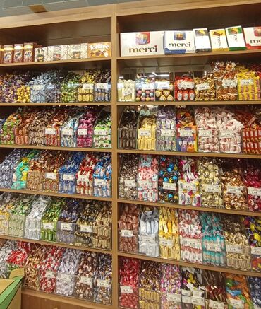 Mebellərin yığılması: Konfet və çərəz üçün vitrinlər sifarişlə hazırlanır — 20