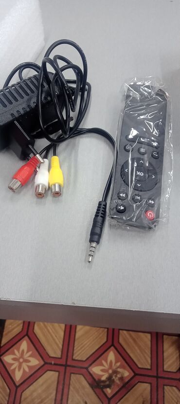 Проекторы: Компактный LED-проектор (TFT LCD), бело-жёлтый корпус. Основные — 5