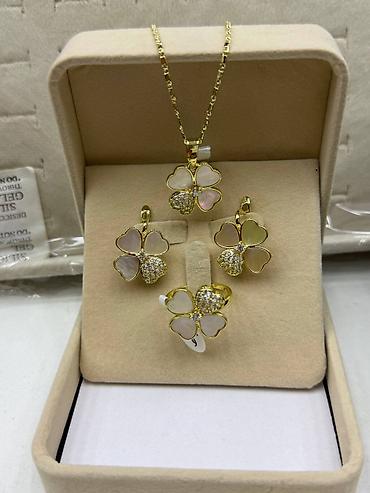 Наборы украшений: Наборы ювелирных украшений в подарочных коробках. 1) Комплект в стиле — 3