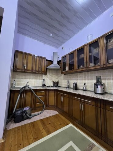 divan ustu: Qəhvəyi rəngli, şüşə qapılı, divara quraşdırılan mətbəx mebeli dəsti