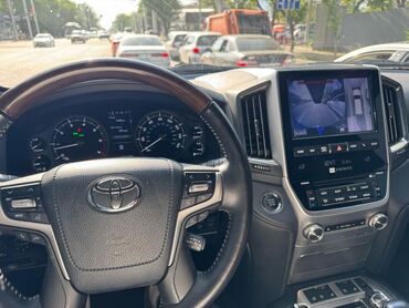 легковой присеп: Продается внедорожник Toyota Land Cruiser черного цвета. Оснащен