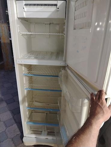 soyuducu: İşlənmiş 2 qapılı Indesit Soyuducu Satılır, rəng - Ağ, Təkərli — 3