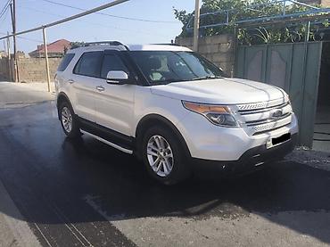 yan guzguler: Ford Explorer Limited – ağ rəngli, 7 yerlik tam ölçülü SUV — 6