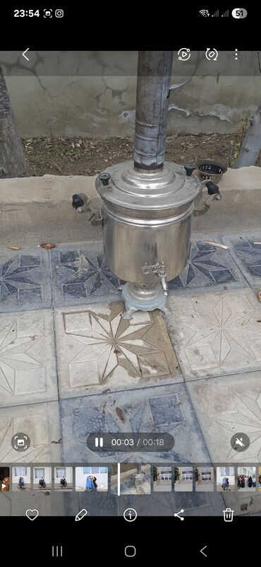 stol usdu qaz peci: Köhnə tipli metal samovar – kömür/odunla işləyən model