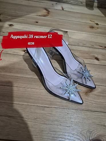 it sekis: Açıq şəffaf materialdan hazırlanmış qadın ayaqqabısı, iti burunlu — 1