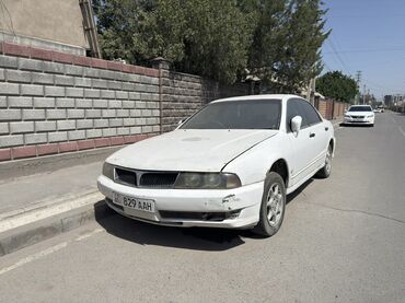 домик на колесо: Белый седан Mitsubishi diamante с четырьмя дверями и классическим
