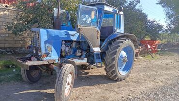 Traktorlar: Mavi rəngli Belarus MTZ traktoru - Kabinli, geniş görünüşlü ön şüşə — 2