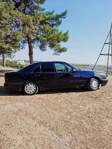 Mercedes-Benz: Mercedes-Benz E 220: 2.2 l | 2000 il Sedan — 3