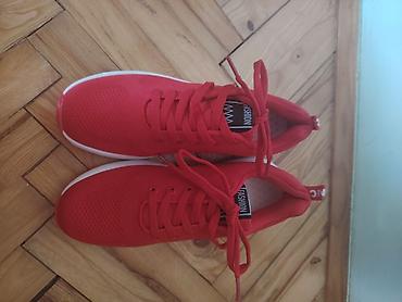 bele nike patike: Crvene sportske patike sa vazdušnim jastukom u đonu Ug 24 cm - Model — 1