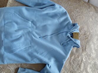 orus koynekler: İdman üslubunda geyim dəsti - Göy rəngli huddi: kapüşonlu, iplə