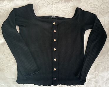 женская блуза летучая мышь: Brend: Bershka Model: Uzunqol düyməli bluz Rəng: Qara - Qol