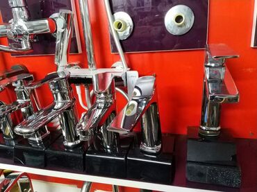 rakvinalar: Müxtəlif növ xrom örtüklü su kranları təqdim olunur. Bu kranlar hamam
