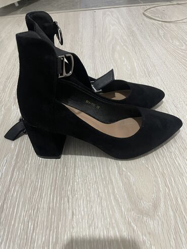 кроссовки адидас мужские: Туфли, 38, Keddo, Б/у, цвет - Черный, Платная доставка, Самовывоз