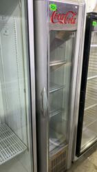 Paltaryuyan maşınlar: Coca‑Cola brendli vitrin soyuducu - Şaquli vitrin tipli içki