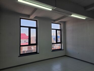 Офисы: Сдаю Офис, 21 м², В бизнес центре, С видом на горы, 1 линия, С оборудованием — 1