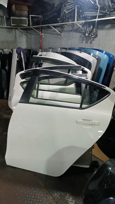Bamperlər, buferlər: Ağ rəngdə Toyota Aqua avtomobilinin ehtiyat hissələri. Bura arxa