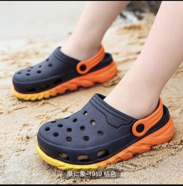 летние мужская обувь: Новые кроксы фабричные 

Размер не угадали 
34 размер
