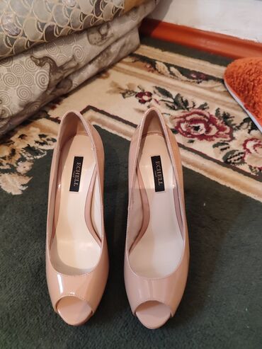 туфли nine west: Пара лаковых туфель Echell светло-бежевого цвета с открытым носком