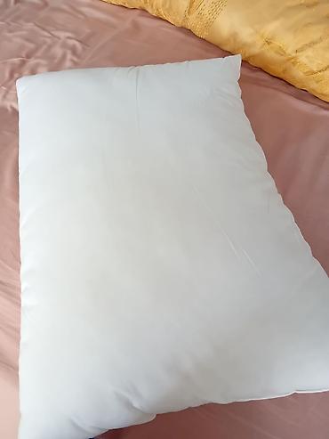 Ağ yastıq - Ölçü: təxmini 50x70 sm (standart) - Parça: hamar, yumşaq