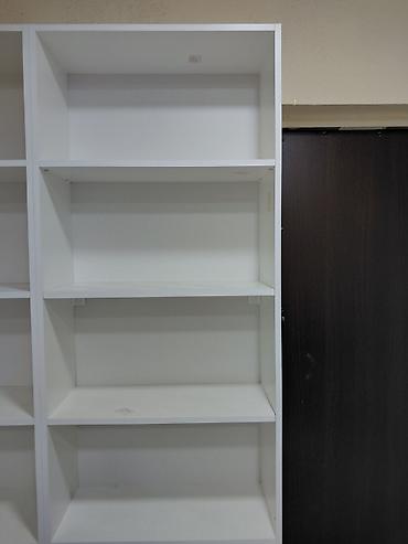 et mehsullari: Ağ rəngli, divara quraşdırılan açıq tip rəf sistemi. Mebel iki şaquli — 4