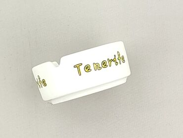 Biała popielniczka z napisem "Tenerife" w kolorze złotym. Używana, ale