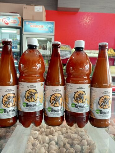 тара для воды: Набор бутылок с кумысом, молочным продуктом из кобыльего молока. На