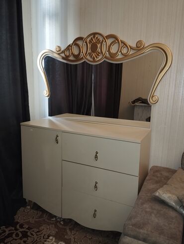 кровать: Двуспальная кровать, Комод, Б/у