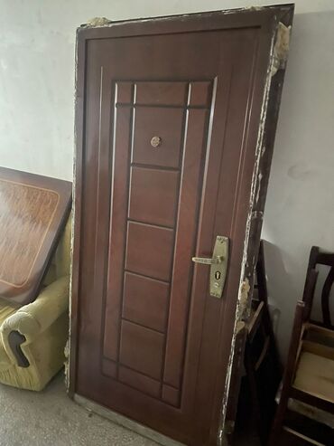 Bunker qapıları: Mənzil üçün İşlənmiş Giriş qapısı Glazok ilə, Zəmanətsiz, Ünvandan götürmə