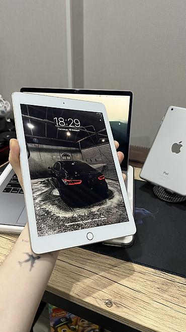 Планшеты: Планшет, Apple, память 128 ГБ, 9" - 10", Wi-Fi, Б/у, Детский цвет - Золотой — 1