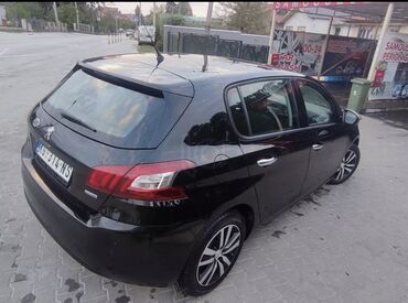 Peugeot: Crni Peugeot 308, kompaktan automobil pogodan za gradsku vožnju i duža — 4