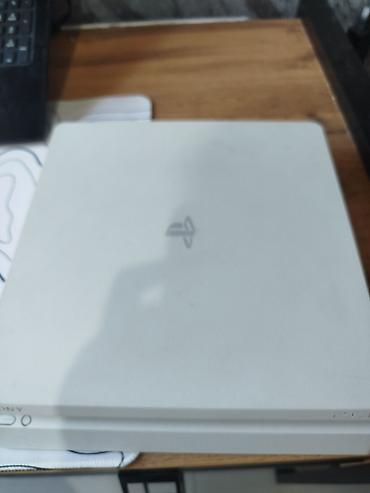 PlayStation 4 Slim (ağ rəng) + 2 ədəd simsiz dualshock tipli idarəetmə lalafo.az -da — 4 PlayStation 4 Slim (ağ rəng) + 2 ədəd simsiz dualshock tipli idarəetmə — 4