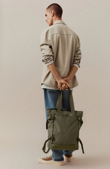 длинный пиджак: Вместительная сумка из нейлона Дизайн тоут. Средний размер. Нейлон