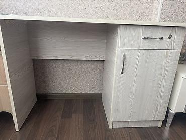 Ofis dəsti – yazı masası və kreslo Masa: - Rəng/tekstura: açıq boz-ağ