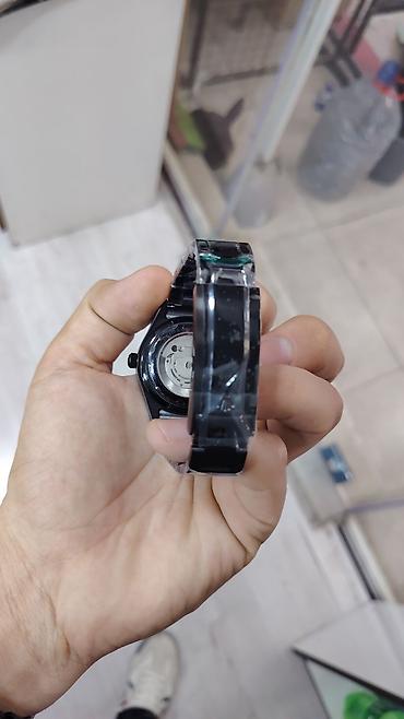 oyster saat: Saat: Kvars mexanizmi olan analoq qol saatı Model yazısı: “ROLEX — 10