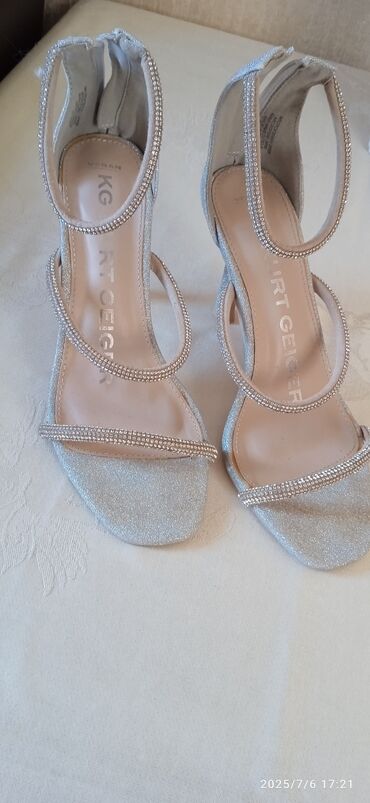 ev üçün açıq qadın şap şapları: KG Kurt Geiger qadın sandaleti - Model: KG Kurt Geiger (VEGAN içlik